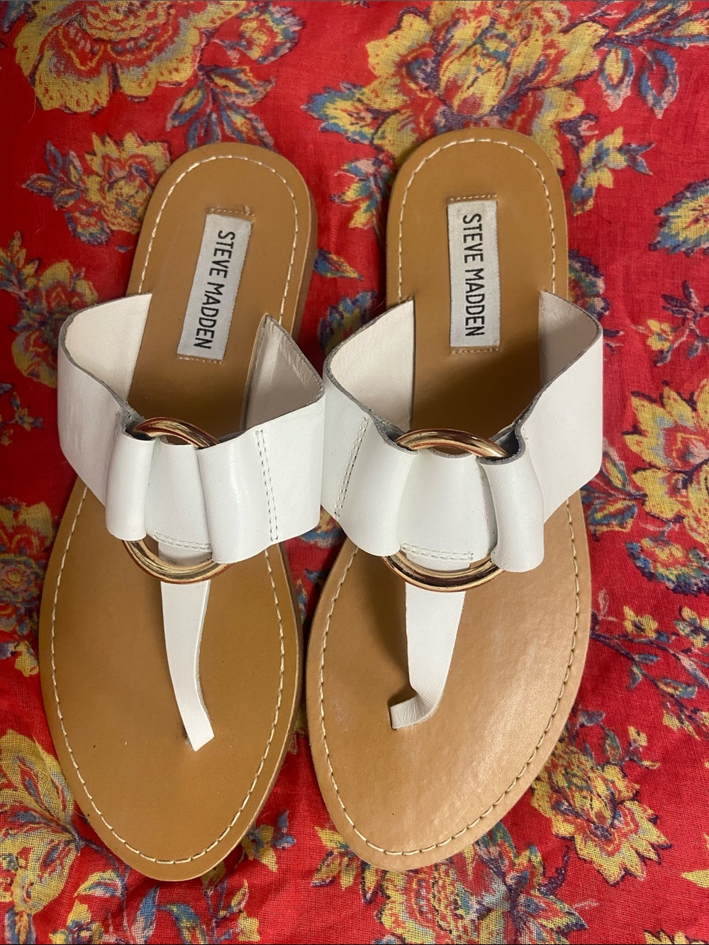 Steve Madden, White Leather Thong Sandals with Gold Ring Sz 6.5